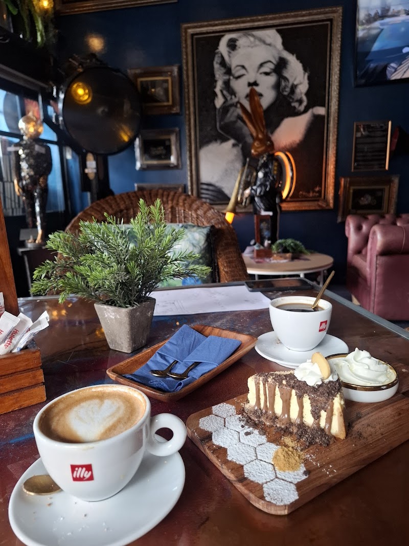 Royal Blue Lounge Cafe — photo 4