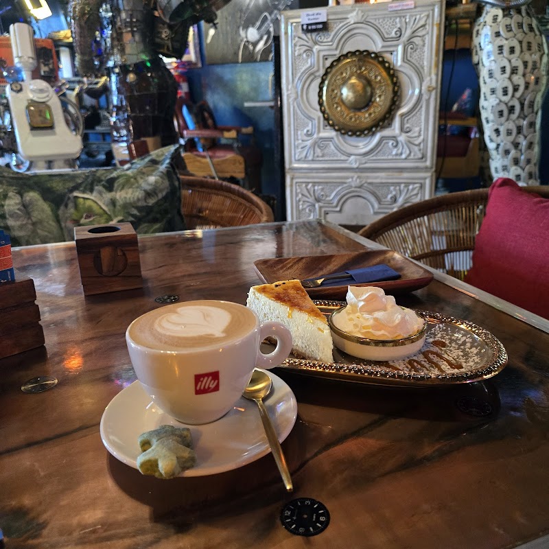 Royal Blue Lounge Cafe — photo 5